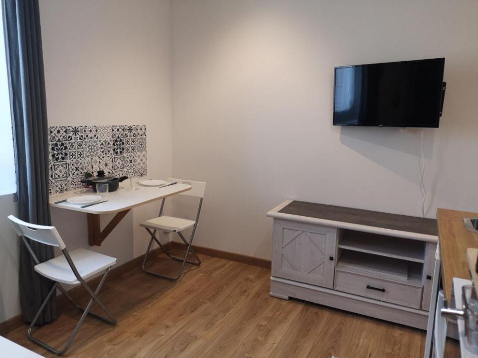 Superbe Studio Face Au Chateau Gisors Exteriör bild